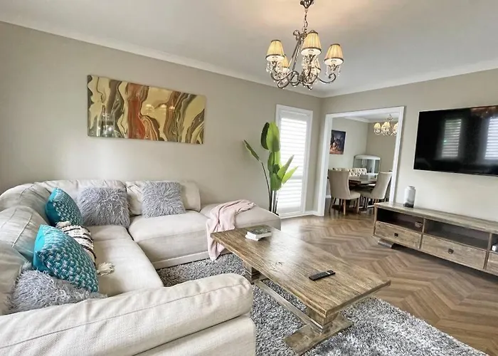 Charming 6 Brm Villa In Melbourne Mullum Mullum Precinct