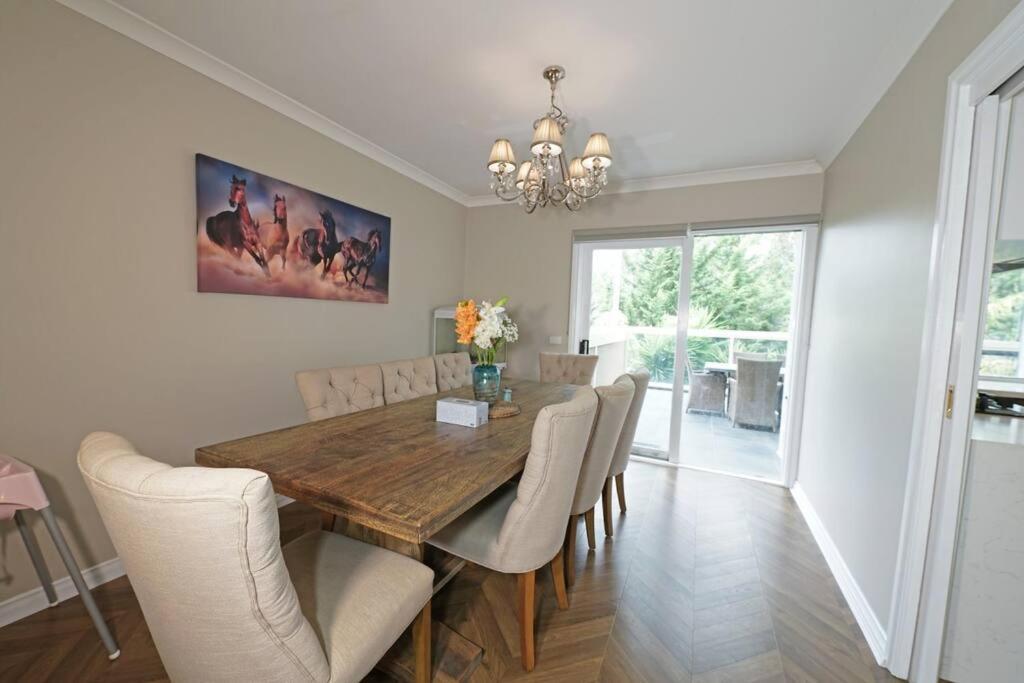 Villa Charming 6 Brm In Melbourne Mullum Mullum Precinct Doncaster East