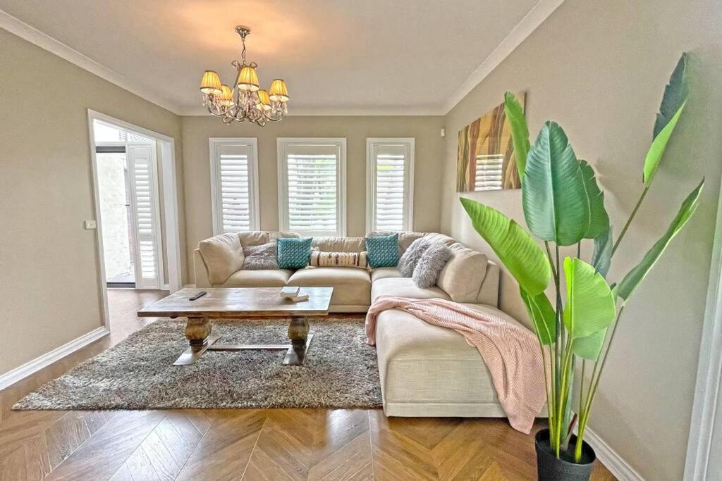 Charming 6 Brm In Melbourne Mullum Mullum Precinct Villa Doncaster East